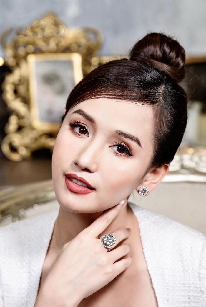 Lã Thanh Huyền sang chảnh với trang sức kim cương đắt tiền.