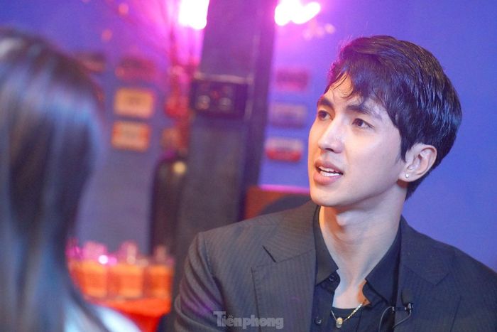 Nam diễn viên bật mí anh chỉ có khoảng 3 ngày kể từ khi nhận vai tới lúc bấm máy. Đó là khoảng thời gian khá ít ỏi để định hình nhân vật. Phim quay đúng thời gian Bình An chuẩn bị cho đám cưới với Á hậu Phương Nga khiến nam diễn viên càng bận rộn. Ảnh: TRỌNG QUÂN.