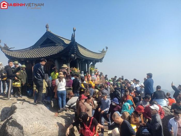 Ai cũng thành tâm cầu mong một năm mới bình an khi hành hương về Yên Tử