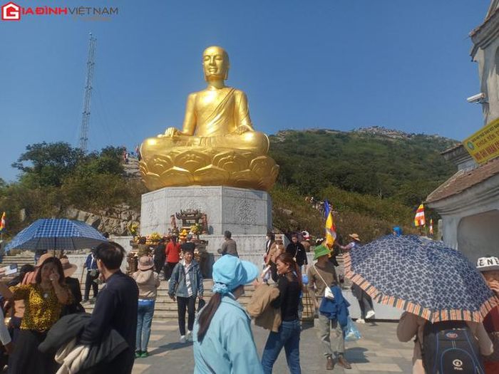 Tượng đồng Phật Hoàng Trần Nhân Tông tọa lạc trên đỉnh núi An Kỳ Sinh cũng là nơi mà người dân không thể bỏ qua khi về Yên Tử