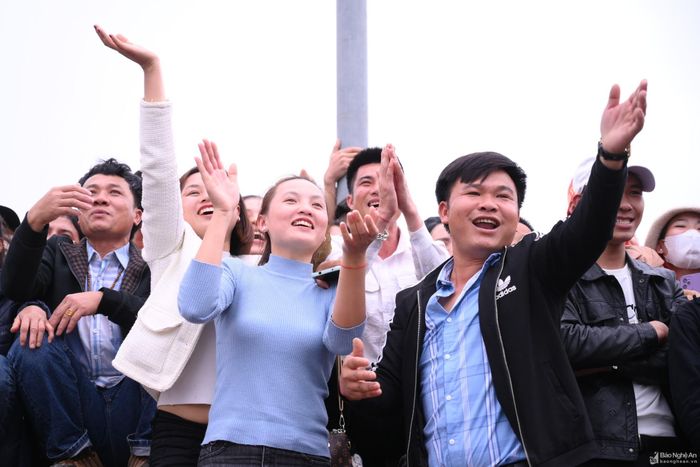 Khán giả phấn khích với những màn rượt đuổi bằng thuyền thúng trên sông. Ảnh: Thành Cường