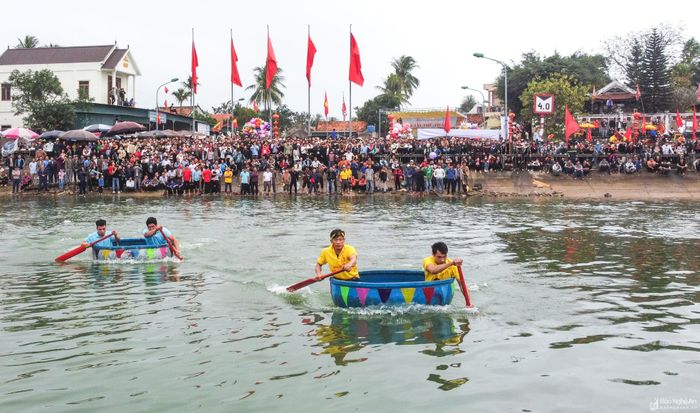 Năm nay , lần đầu tiên hội đua thuyền thúng được tổ chức trong khuôn khổ Lễ hội đền Cờn, vì vậy thu hút hàng nghìn người dân đến để cổ vũ cho các đội thi. Ảnh: Thành Cường 