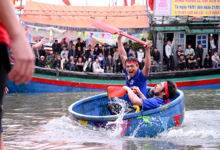  Vận động viên tham gia là những ngư dân dày dạn kinh nghiệm sông nước, có sức khỏe dẻo dai. Kết quả chung cuộc, giải nhất thuộc về đội Phương Hồng. Ảnh: Thành Cường 