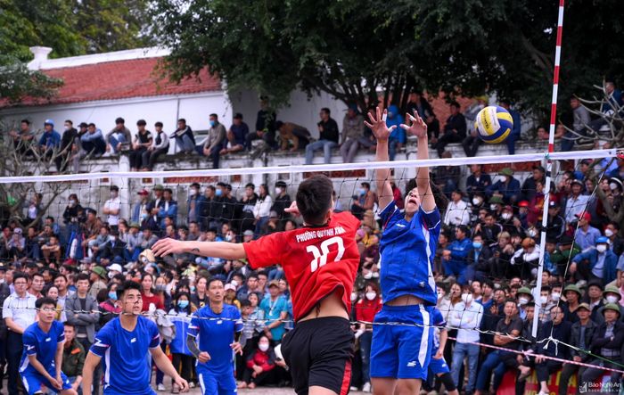 Đấu bóng chuyền trong sân đền thu hút sự quan tâm của người dân. Ảnh: Thành Cường