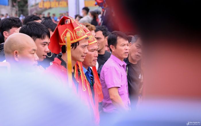 Căng thằng hiện rõ trên từng khuôn mặt của "cờ thủ". Ảnh: Thành Cường