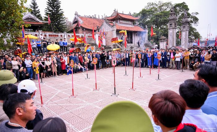 Trên sân đền, trong khuôn viên rộng vài chục mét vuông, đông đảo du khách và người dân theo dõi những ván cờ thẻ đầy thú vị. Ảnh: Thành Cường