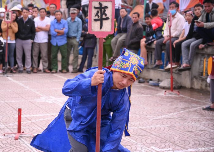 Mỗi ván chơi cờ thẻ mất hơn 30 phút. Nhiệm vụ của mỗi người là luồn lách trên bàn cờ rộng khoảng 6m2 để di chuyển quân cờ. Trò chơi cờ thẻ tại Lễ hội Đền Cờn không chỉ dành riêng cho các cụ cao niên mà nhiều thanh niên, trai trẻ cũng tham dự.