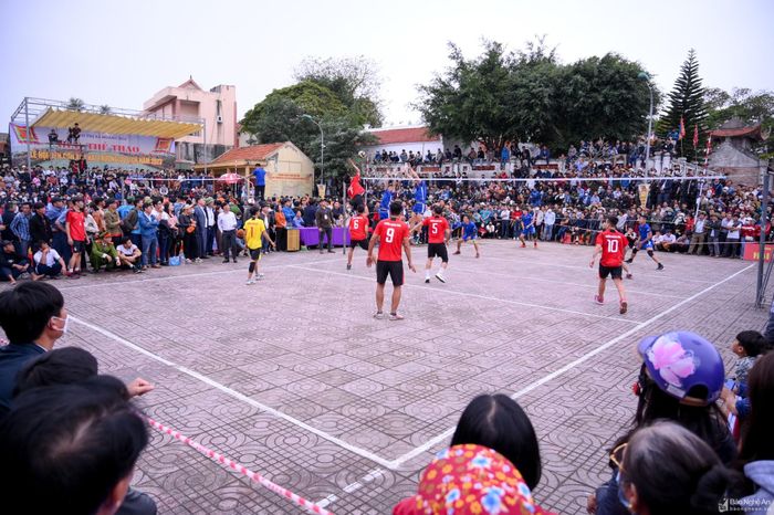 Lễ hội Đền Cờn với nhiều trò chơi mang đậm màu sắc, tạo sân chơi bổ ích cho nhân dân, đồng thời góp phần giữ gìn nét đẹp văn hóa truyền thống của một vùng sông nước giàu bản sắc. Ảnh: Thành Cường