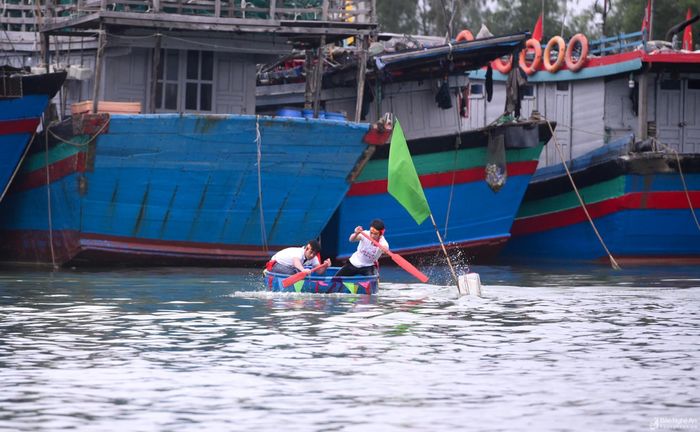 Các đội đua phải chèo thuyền thúng vượt qua sông Mai Giang, vòng qua cờ mốc rồi quay trở về đích mới được tính thành tích. Ảnh: Thành Cường