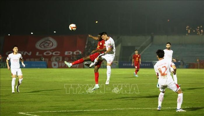 Một pha tranh bóng của cầu thủ hai đội.