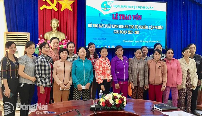 Trao vốn cho hội viên phụ nữ khó khăn