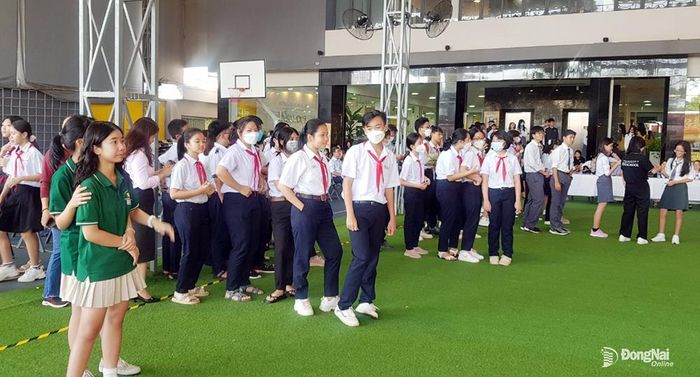 Các em hào hứng tham gia các phần thi
