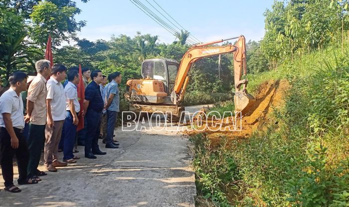 Người dân huyện Bảo Thắng hưởng ứng chủ trương mở rộng nền đường giao thông nông thôn từ 3m lên 6m.