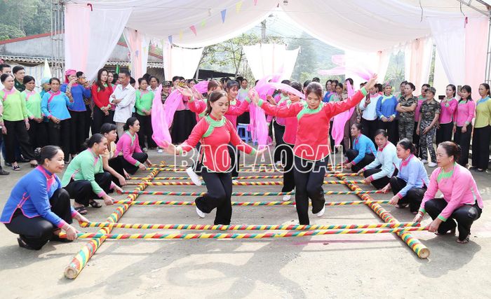 Hoạt động văn hóa trong Ngày hội Đại đoàn kết ở thôn Ún Tà, xã Cốc San (thành phố Lào Cai).