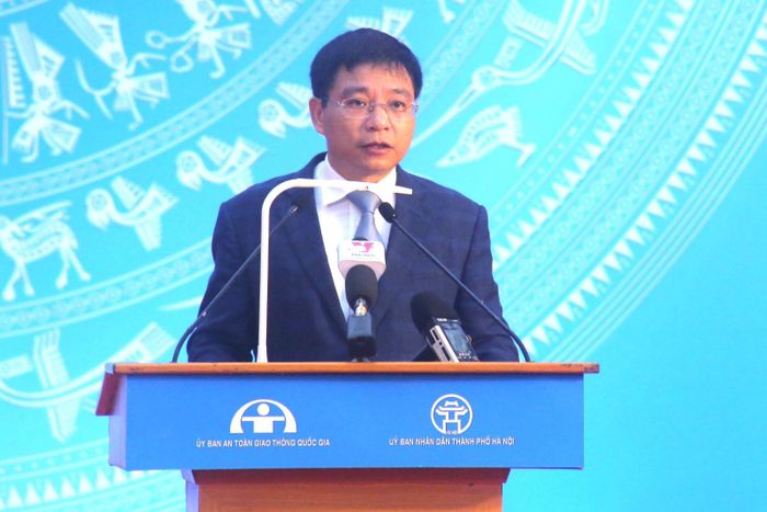 Bộ trưởng Bộ Giao thông Vận tải, Phó Chủ tịch Thường trực Ủy ban An toàn giao thông Quốc gia Nguyễn Văn Thắng phát động lễ ra quân. Ảnh: Bộ Giao thông Vận tải