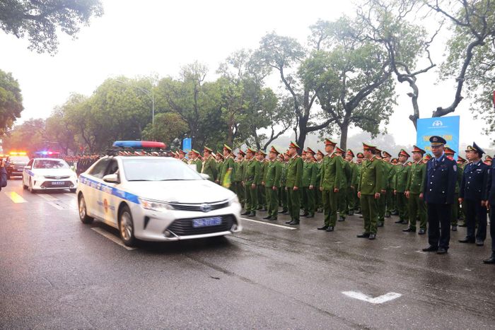 Các lực lượng chức năng diễu hành sau Lễ phát động ra quân Năm an toàn giao thông 2023. Ảnh: VGP, Bộ Giao thông Vận tải