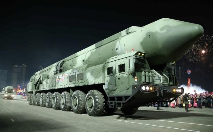 Bên cạnh tên lửa ICBM Hwasong-17, Triều Tiên còn giới thiệu một mẫu tên lửa đạn đạo liên lục địa mới. (Ảnh: NK News)