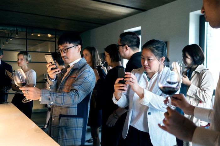 Nền tảng thương mại điện tử là nơi kinh doanh phổ biến của loại rượu giá rẻ. Ảnh: Vino Joy News.