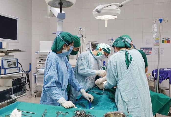  Các bác sĩ phẫu thuật lấy khối u buồng trứng cho bệnh nhân. Ảnh: BVCC. 