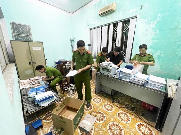 Công an TP Đà Nẵng khám xét, thu thập tài liệu liên quan đến các sai phạm trong hoạt động đăng kiểm.