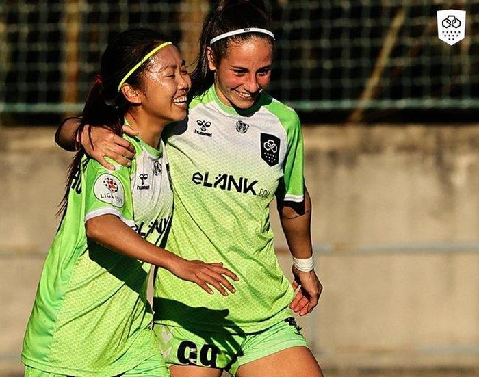 Nụ cười hạnh phúc của Huỳnh Như cùng đồng đội ở Lank FC