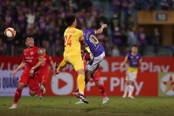 Bàn thắng mở tỷ số của Văn Quyết vào lưới Bùi Tiến Dũng mang tính chất quyết định cho chiến thắng của CLB Hà Nội. Ảnh: Hoàng Linh