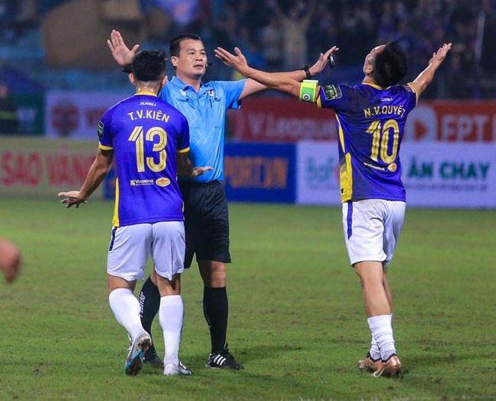 Các cầu thủ Hà Nội không hài lòng với quyết định của người điều khiển trận đấu