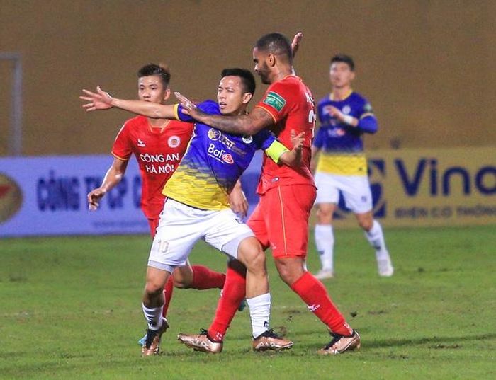 Văn Quyết đã có tới 3 bàn thắng trong màu áo Hà Nội ở mùa giải 2023, anh vẫn thi đấu sung sức và thường xuyên bị kèm chặt