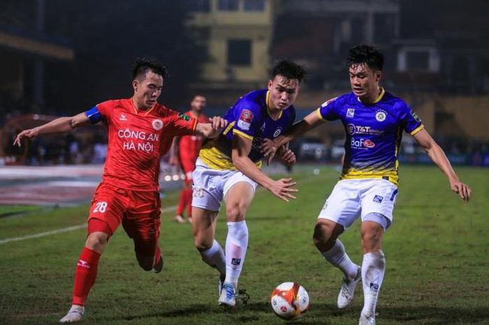 Hàng thủ của Hà Nội FC cũng đã gặp nhiều khó khăn khi thi đấu với CAHN. Dù vậy họ vẫn bảo vệ trắng lưới