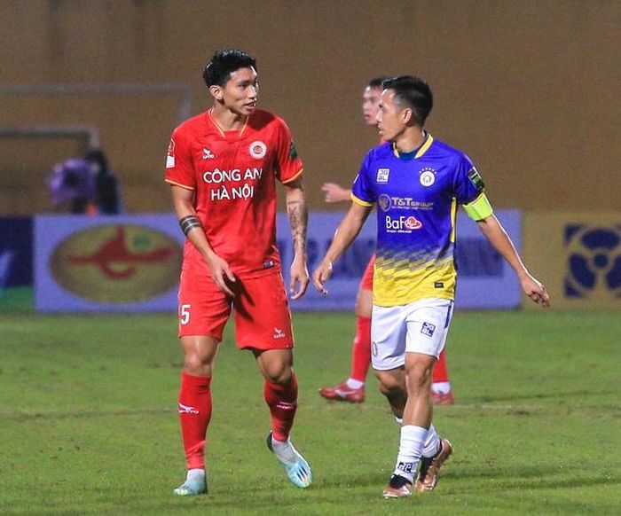 Tình huống Văn Hậu và Văn Quyết tranh cãi. Văn Quyết cho rằng Văn Hậu đã phạm lỗi với anh