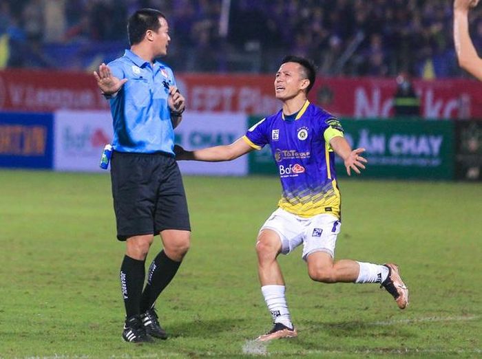 Trước đó, khi cầu thủ Hà Nội bị phạm lỗi nhưng trọng tài không cho phạt đền,Văn Quyết đến phân bua với trọng tài