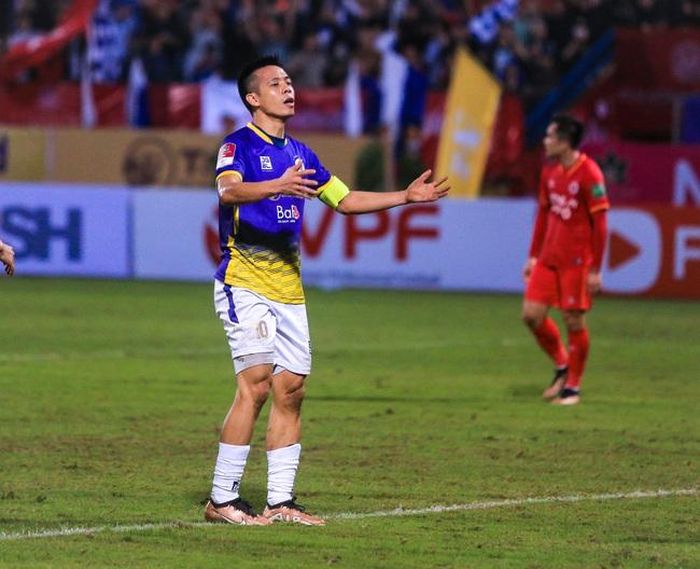 Dù vậy trong một tình huống ở hiệp 2 anh cũng đã có cơ hội nhưng không thể chọc thủng lưới của thủ môn Bùi Tiến Dũng. Tiền đạo sinh năm 1991 lọ rõ vẻ tiếc nuối khi bỏ lỡ cơ hội lập hat-trick trong trận đấu