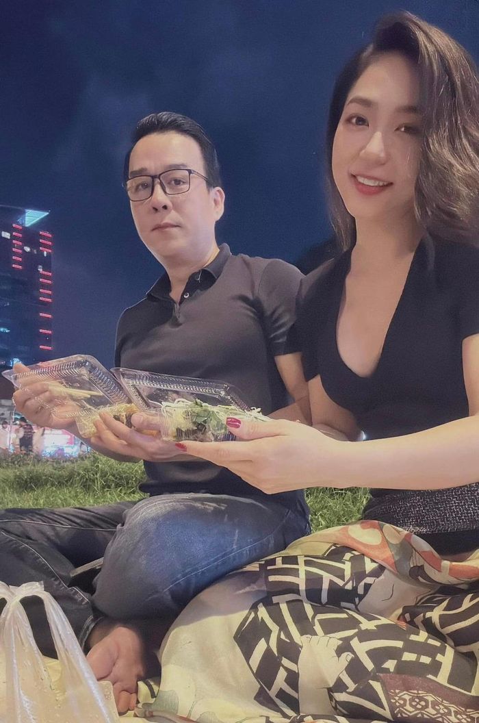 Song song với đó, Hà Thanh Xuân cũng nhiều lần khiến dân tình phải ngưỡng mộ khi khoe hình ảnh được chồng “kè kè” cạnh bên khi đi shopping.