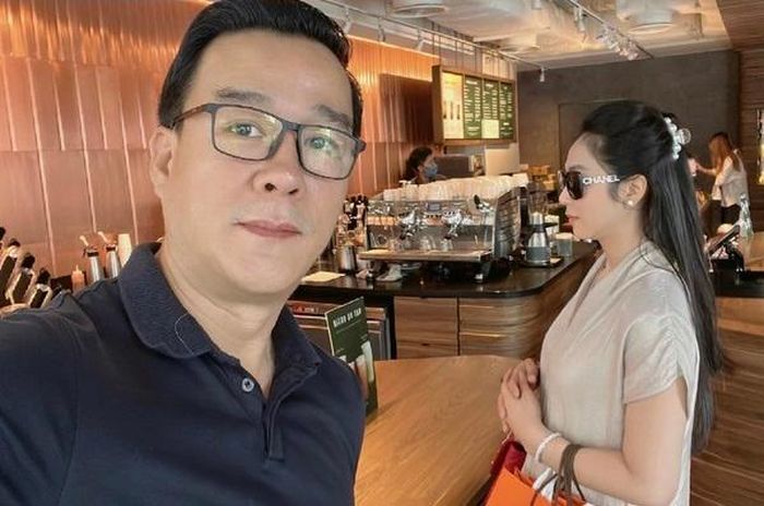 Khi Hà Thanh Xuân đi lưu diễn ở nước ngoài, Thắng Ngô cũng lập tức bay sang nước bạn để có thời gian ở cạnh vợ.