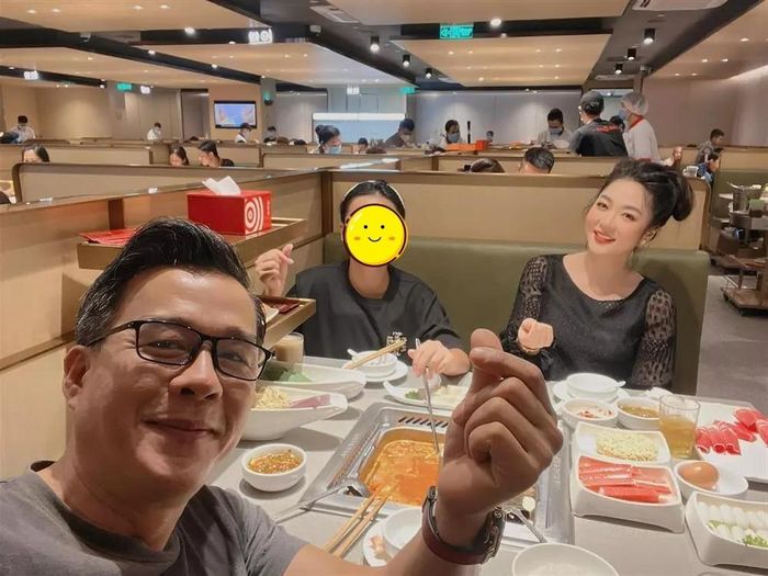 “Vua cá Koi” còn thích ở bên vợ cả trong đời sống hàng ngày mỗi khi không có việc bận.