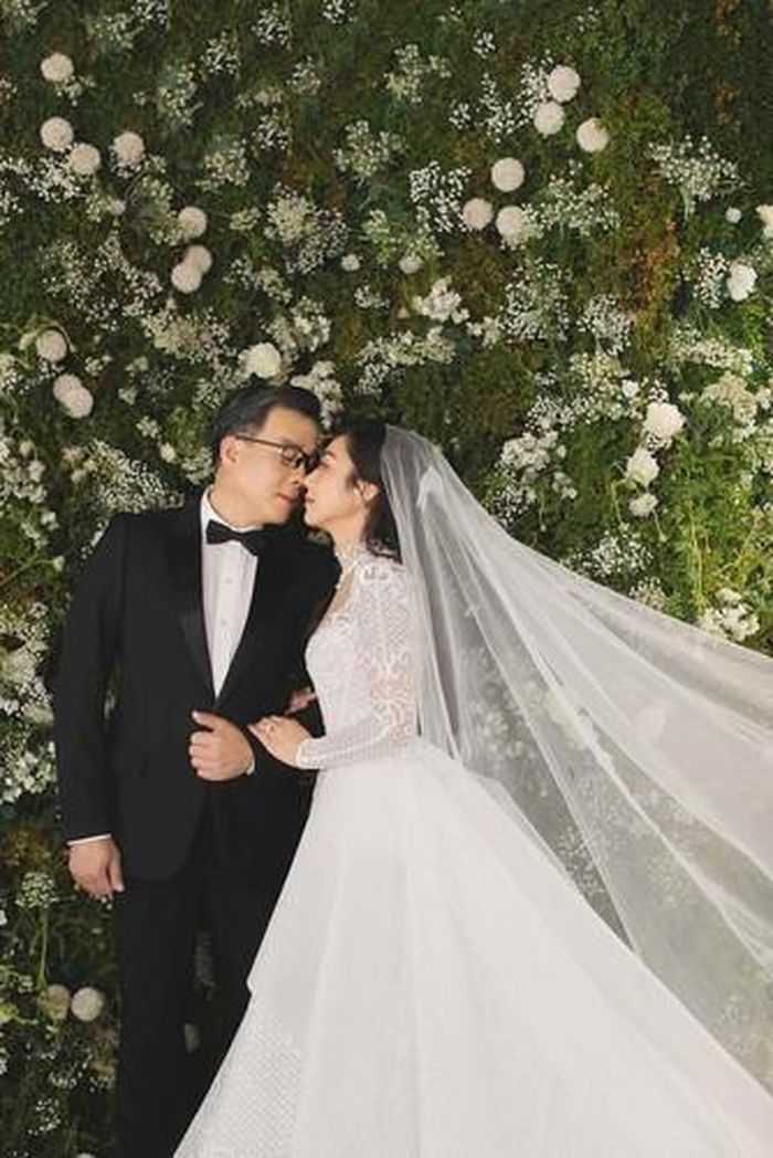 Trong một hình ảnh hiếm hoi được “vua cá Koi” đăng tải có thể thấy Hà Thanh Xuân ngồi sát cạnh con riêng của chồng. Không chỉ vậy Thắng Ngô còn ngồi một bên cầm máy chụp ảnh. Ba người cùng nhau vui vẻ tạo dáng check-in chứng minh rằng mối quan hệ của các thành viên trong nhà rất tốt đẹp.