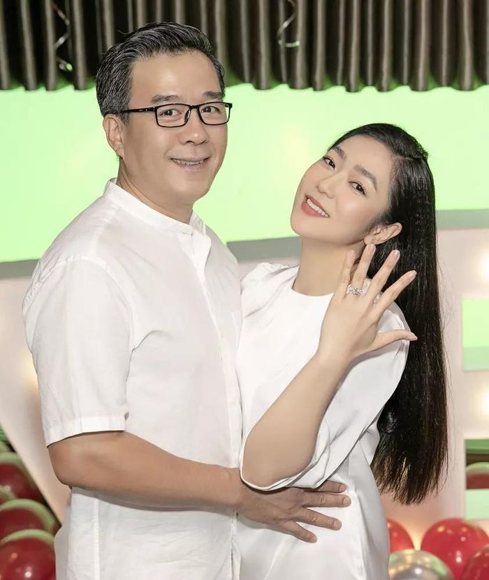 Mỗi lần đăng ảnh bà xã, “vua cá Koi” lại dùng nhiều mỹ từ gọi cô nàng như “bạn gái dễ thương”, “idol”,... Không chỉ vậy, anh cũng là người thường xuyên hộ tống bà xã đi ghi hình, chạy show.