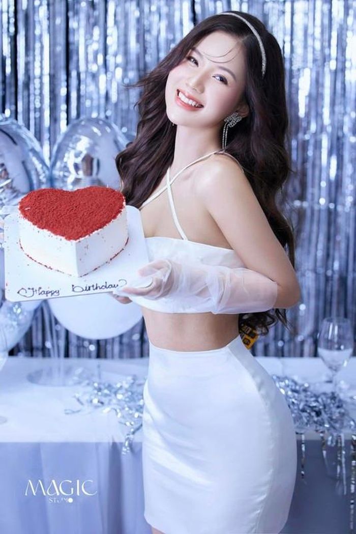 Nữ diễn viên 28 tuổi ngày càng táo bạo trong những bức ảnh thời trang phô bày triệt để thân hình đồng hồ cát, đặc biệt là vòng 3 nảy nở.