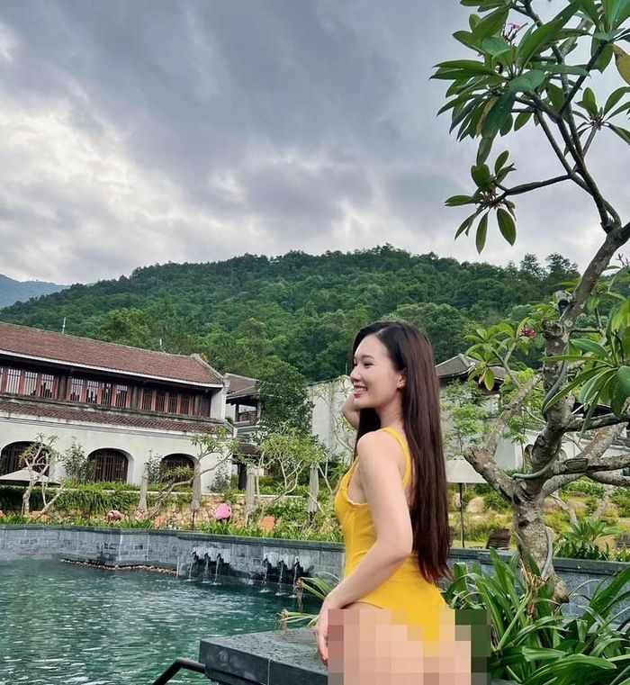Người đẹp 9X cũng muốn lưu lại những khoảnh khắc đẹp nhất, tự tin nhất của tuổi trẻ. Ngọc Anh quan niệm: "Mỗi người một quan điểm, em cũng không áp đặt ai phải theo suy nghĩ của ai. Với em thì lúc có chồng rồi mới là lúc tiết chế hơn chút".