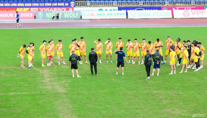Sau những nỗ lực chăm sóc, đến thời điểm này cỏ đã xanh trở lại, mặt sân đã được cải thiện tốt hơn, đảm bảo đủ điều kiện cho trận đấu tại vòng 3 V.League 2023. Ảnh: Đức Anh
