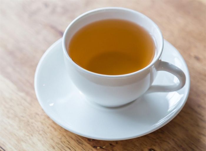 Caffeine: Một số loại trà, như trà đen hoặc trà xanh, có hàm lượng caffeine khá cao. Trong trường hợp này, người mẹ nên đợi sau khi cho con bú xong mới uống trà, để cơ thể có thời gian xử lý trước khi cho con ăn lần sau. Ảnh minh họa