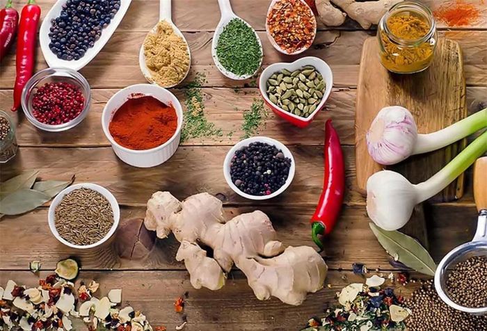 Tỏi, ớt: Các loại gia vị như tỏi, ớt có thể khá ngon miệng cho bữa ăn nhưng phụ nữ sau sinh cần tránh, nhất là khi đang nuôi con bằng sữa mẹ. Các loại thực phẩm này khá nóng, dễ gây táo bón cho cả mẹ và bé. Ngoài ra, nó còn là nguyên nhân gián tiếp gây giảm tiết sữa ở mẹ, được coi là thực phẩm gây mất sữa mẹ. Do vậy, tốt nhất là mẹ sau sinh không nên dùng.