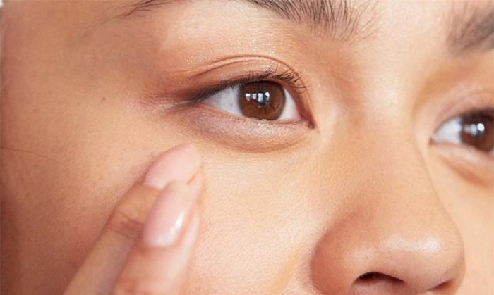 Loại bỏ quầng thâm mắt: Kem dưỡng mắt khá đắt và không có nhiều người quen với việc thực hiện các bước dưỡng da mắt. Thay vào đó, bạn có thể massage đá lạnh quanh vùng mắt sẽ làm mờ và khiến vết thâm biến mất. Ảnh minh họa