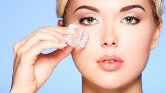 Tăng khả năng hấp thụ dưỡng chất từ các sản phẩm: Đá lạnh thườnggiúp da se khít lỗ chân lông, giúp các dưỡng chấttừ kem dưỡnghấp thụ nhanh chóng và không bị trôi đi,nâng cao hiệu quả dưỡng dacho phái đẹp. Ảnh minh họa