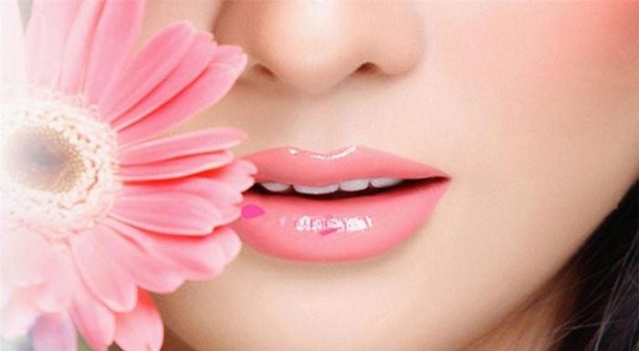 Làm mềm môi: Nếu đôi môi đang bị khô và nứt nẻ, bạn có thể dùng đá lạnh thoa lên môi sẽgiúp làm mềm môi, ẩm mượt hơn, làm giảm cảm giác khó chịu ngay thức khắc. Ảnh minh họa