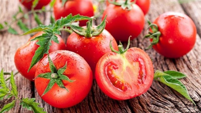 Cà chua: Chất lycopene trong vỏ cà chua có tác dụng chống oxy hóa mạnh, có thể phòng ngăn ngừa bệnh tim mạch, nâng cao khả năng miễn dịch của cơ thể, phòng chống ung thư. Ảnh minh họa