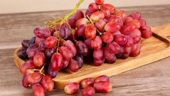 Nho: Vỏ nho có chứa nhiều chất resveratrol hơn thịt nho và hạt nho, có thể giảm mỡ trong máu, chống huyết khối, chống bệnh về động mạch, tăng cường hệ miễn dịch. Đặc biệt là chất flavonoids trong vỏ nho tím có công hiệu giảm huyết áp. Ảnh minh họa