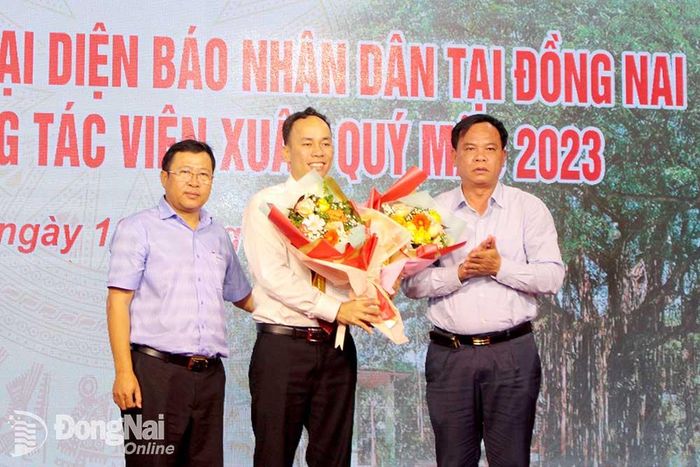 Phó chủ tịch UBND tỉnh Võ Tấn Đức và Vụ trưởng, Trưởng cơ quan thường trực Báo Nhân dân tại TP.HCM tặng hoa chúc mừng Nhà báo Thiên Vương