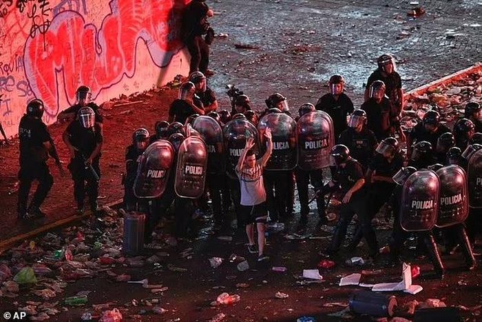  Cảnh sát Argentina luôn bận rộn sau các trận bóng đá. Ảnh: AP. 