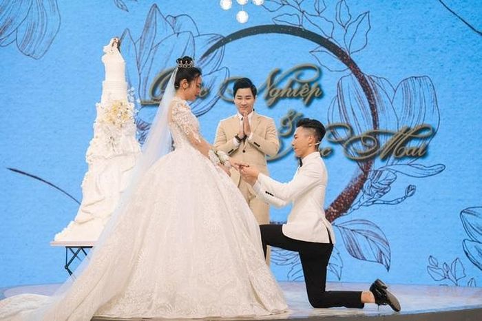 Quốc Nghiệp cầu hôn O Sen Ngọc Mai trong chương trình "Khách sạn 5 sao" mùa 2. Ảnh: VTV